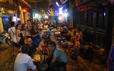 Chưa đến ngày gỡ bỏ "giờ giới nghiêm", hàng quán ở phố cổ Hà Nội đã phục vụ xuyên đêm